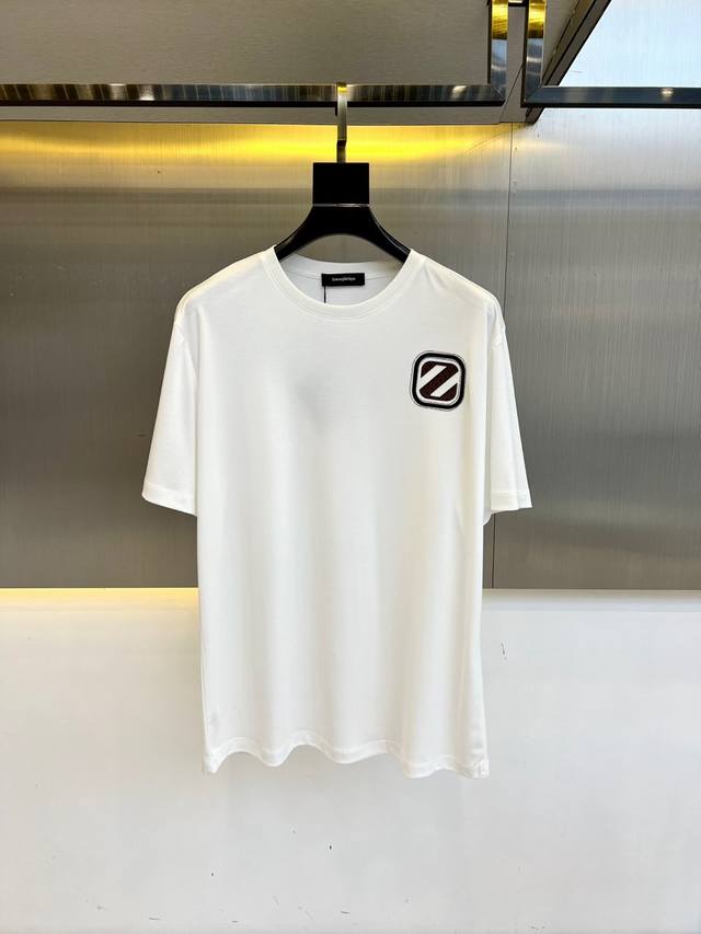 杰尼亚、2025春夏男士新款圆领短袖T恤。进口定织面料100%纯棉、面料手感丝滑柔软，透气亲肤性极佳，着身无比的舒适，整体质感相当之高！衣身胸前标志性Logo，