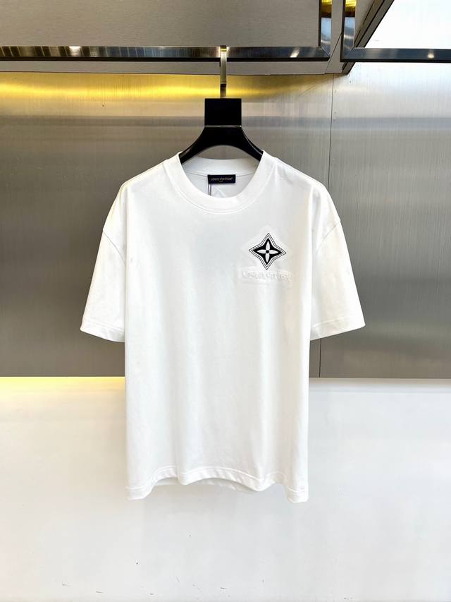 Lv、2025春夏男士新款圆领短袖T恤。进口定织面料100%纯棉、面料手感丝滑柔软，透气亲肤性极佳，着身无比的舒适，整体质感相当之高！衣身胸前标志性Logo，三