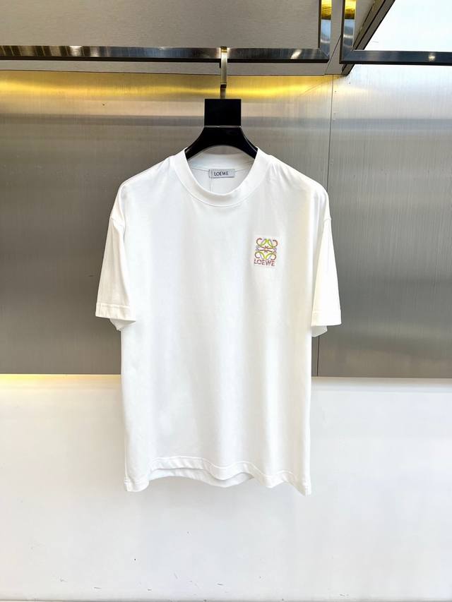 罗意威、2025春夏男士新款圆领短袖T恤。进口定织面料100%纯棉、面料手感丝滑柔软，透气亲肤性极佳，着身无比的舒适，整体质感相当之高！衣身胸前标志性Logo，