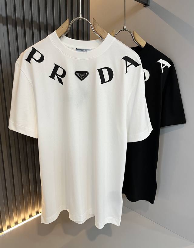 Prad*A普*达2025春夏新款男女同款短袖T恤，最新款全网独家首上！！~既经典有时尚百搭，谁不爱啊，将经典再次展现，非常的耐看，自带低奢光环与辨识度！Pr*