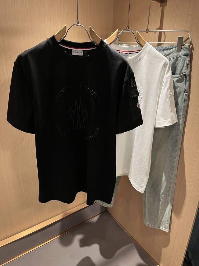 Moncler蒙家 2025春夏最新男女同款贸易订单短袖T恤，全品相！！网红款！采用Logo图案刺绣设计！上身舒适透气，不僵硬，整体有着丰富的立体感，品质出口订