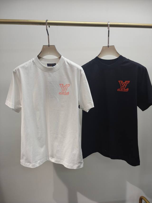 Lv2025春夏新款首发专柜最新款短袖小微阔圆领T恤 高端订制 设计前卫时尚！品牌Logo重工艺设计 高端定制新疆长绒棉面料.手感柔软.穿着舒适.专柜级别精致车