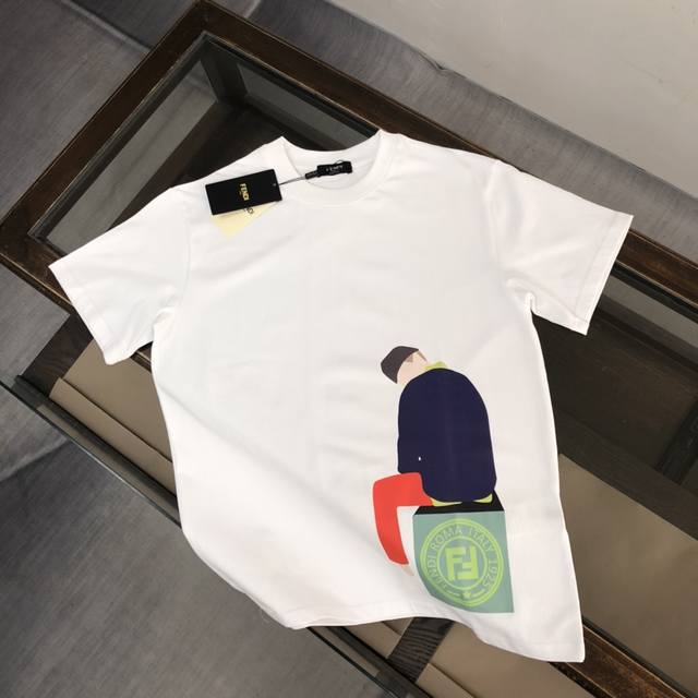 Fendi芬迪 新款上市 专柜系列纯棉T恤！全新设计灵感，极具时尚代表性！精致Logo印花设计！！手感舒适透气！绝非一般的Yy之作！极为时尚耐看有腔调，上身效果