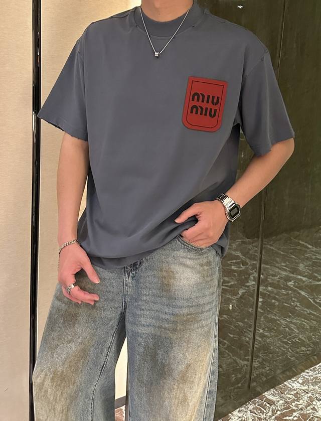 Miumiu 2025春夏款 官网同步 面料采用重磅纯棉精梳棉面料，Os宽松版型，上身版型超正！日常百搭，衣橱必备单品！ 尺码 S-3Xl 版型偏大 码数 部位