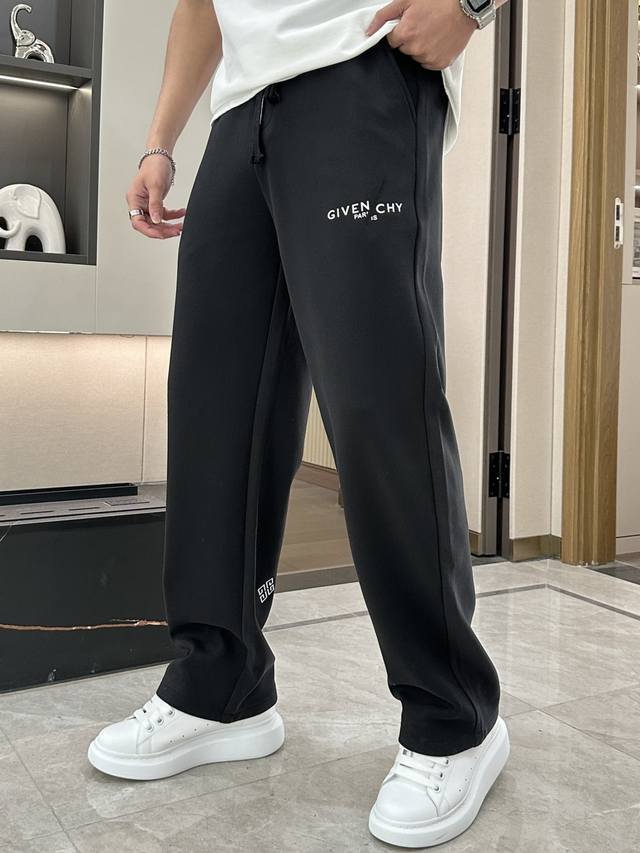 纪梵希 最新系列男士休闲裤！ 采用客供弹力柔棉材质，柔软细腻，手感绝佳！品牌格调一览无余！极简主义设计，没有多余浮夸的元素来宣兵夺主，细节做工精细，五金配件原版