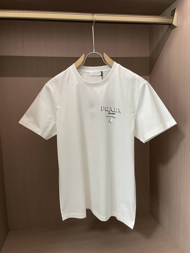 Prada2025春夏新品立体硅胶印花字母印花短袖T恤；定制专属面料，胸前黑白撞色3D效果Prada字样图案印花，最具经典的著作，一向以打造经典精品为主题的奢华