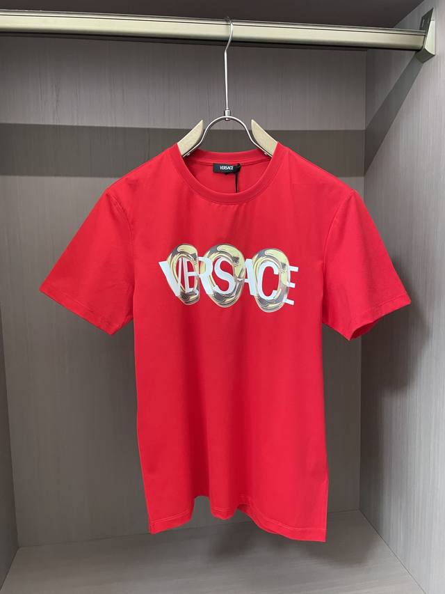 Versace2025春夏新品环形搭链字母印花短袖T恤；80支双股丝光长绒棉面料，舒适透气柔软！胸前由Versace大号搭链组合环形圈圈设计！蔡徐坤代言设计最具