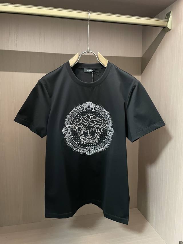 Versace 2025新品银线刺绣施华洛世奇水晶钻方形钻镶嵌Medusa短袖T恤；顶级品质，澳门永利柜台一手资源复刻精品，80支3股丝光长绒棉面料制作，舒适细