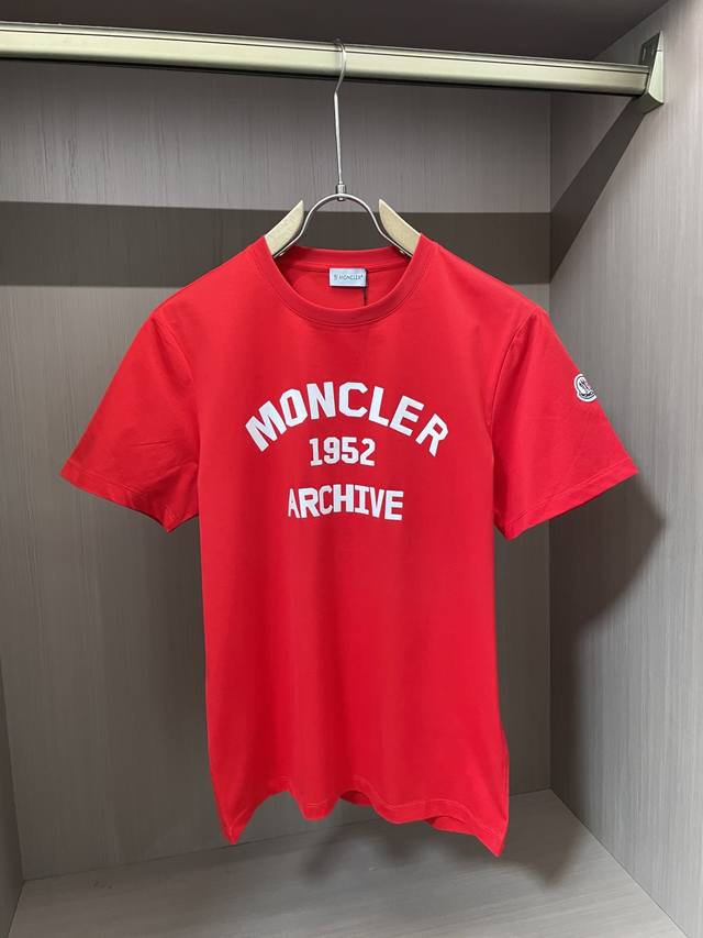 Moncler 2025春夏新品字母植绒短袖T恤；定制专属柜台同步面料，胸前字母植绒印花1952字样，进口植绒工艺，经久耐用！不会脱毛！袖口设计羊毛标鸭仔唛，三