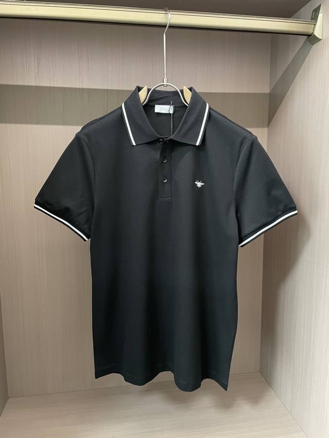 Dior 2025春夏 官网同步 熟男 轻熟男 最爱款式 经典大气百搭商务休闲Polo领T恤 采用进口双丝光珠地棉面料 舒适透气 质感细腻 超柔软亲肤触感！翻领