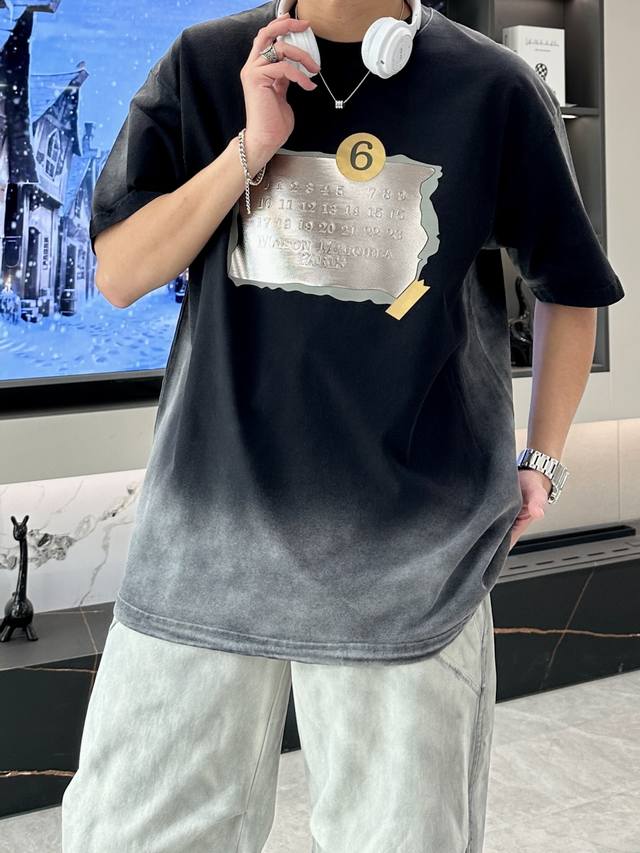马吉拉 2025春夏新品，优选特定原版开发双股精棉平纹面料，上身挺阔舒适度佳，外穿内搭随意搭配，男女同款夏日必备 尺码M-Xxl