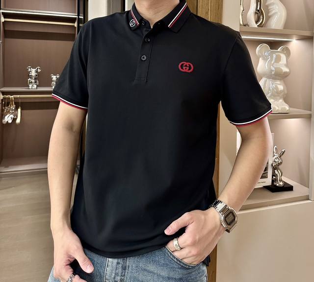 Gucc 2025春夏 官网同步 熟男 轻熟男 最爱款式 经典大气百搭商务休闲Polo领T恤 采用进口双丝光珠地棉面料 舒适透气 质感细腻 超柔软亲肤触感！翻领