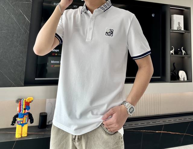 Loewe 2025春夏 官网同步 熟男 轻熟男 最爱款式 经典大气百搭商务休闲Polo领T恤 采用进口双丝光珠地棉面料 舒适透气 质感细腻 超柔软亲肤触感！翻