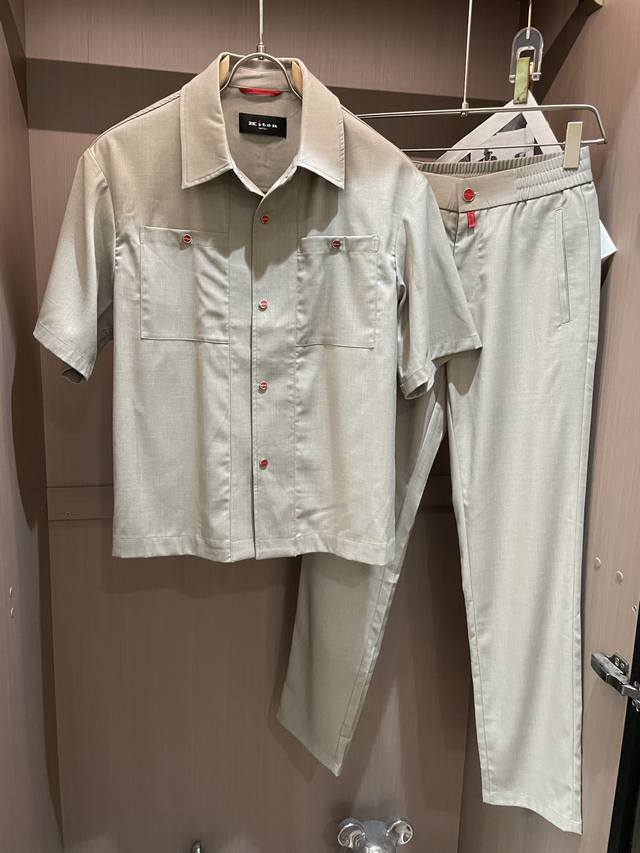 Kiton 2025春夏新品套装，自带松弛高级感。短袖衬衫配同色系长裤，红扣点缀点亮细节，日常通勤或休闲出街，一套轻松拿捏利落精致，把简约时髦穿在身上～ 尺码S