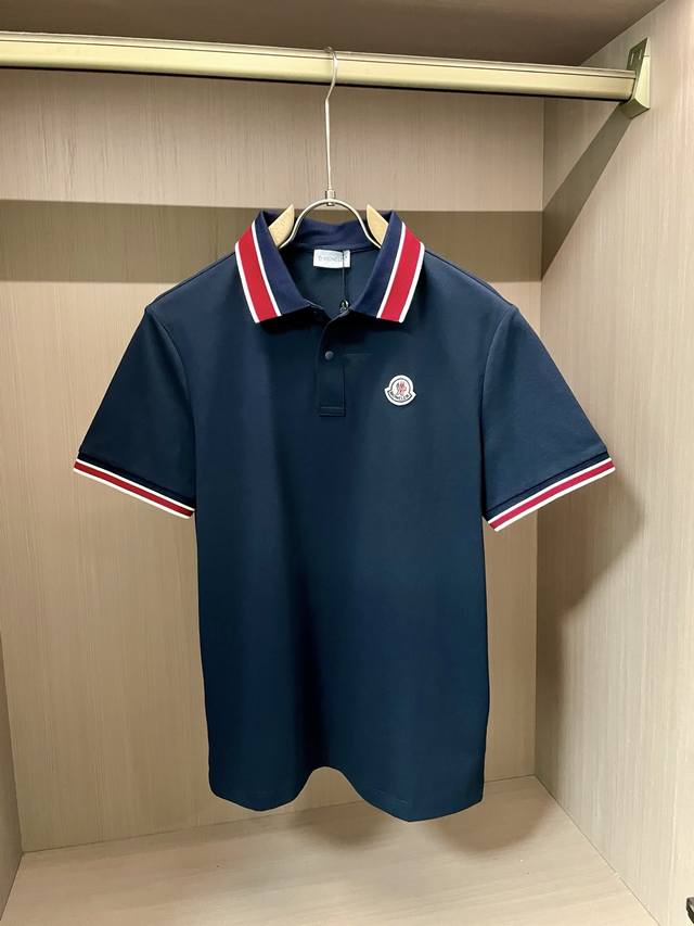 蒙口 2025Ss夏季新款 官网最新款翻领 Polo衫，搭配品牌图标，延续极简常态化的设计，时髦与气质于一身！配色轻熟百搭 细节精致出挑！面料采用进口丝光珠地棉
