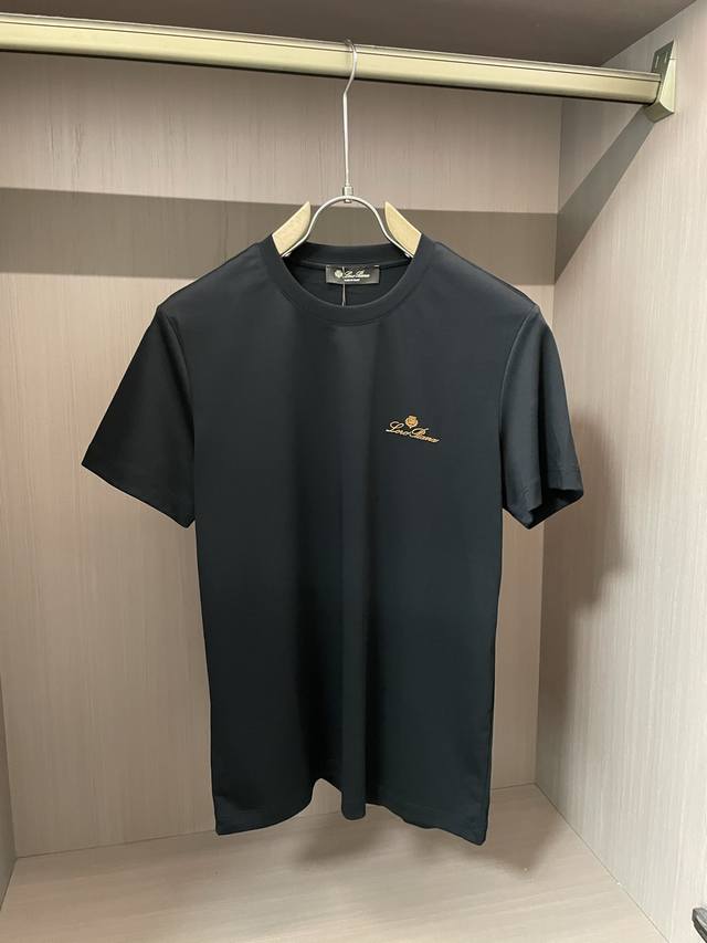 Lp2620新款 圆领 短袖 T恤 高端版本！专柜定制面料 透气舒适度高，细节无可挑剔，品牌元素设计理念，体现高品质。手感细腻柔软！呈现休闲裁剪，上身版型超赞！