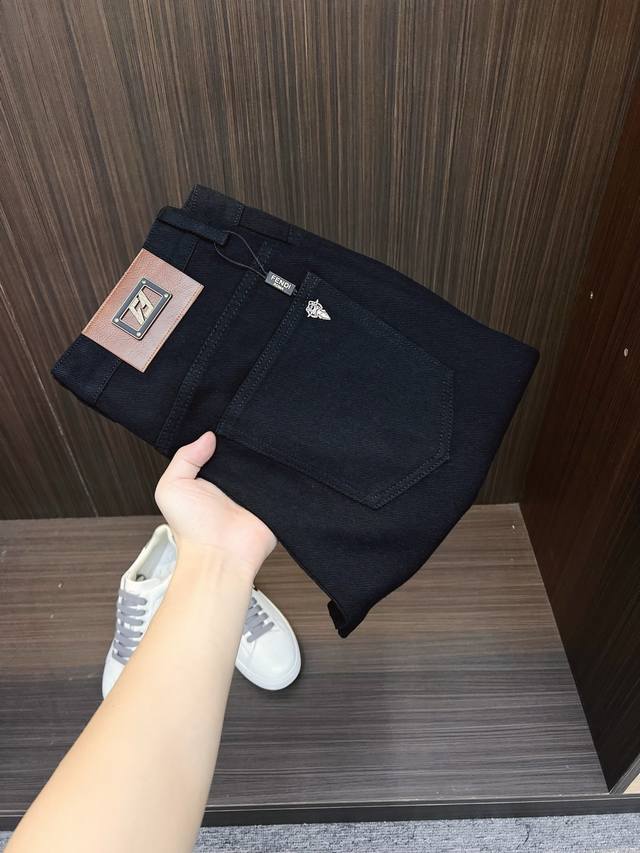 Fendi 芬迪 官网专柜同步有售，原单狠货，超级有范儿的一款5分牛仔短裤 定制原版水洗牛仔面料，独特设计，顶级印花工艺字母图案Logo，原版五金辅料装饰，极为