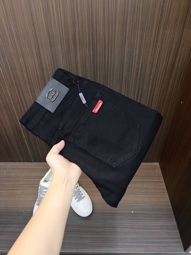 Prada 普拉达 官网专柜同步有售，原单狠货，超级有范儿的一款5分牛仔短裤 定制原版水洗牛仔面料，独特设计，顶级印花工艺字母图案Logo，原版五金辅料装饰，极