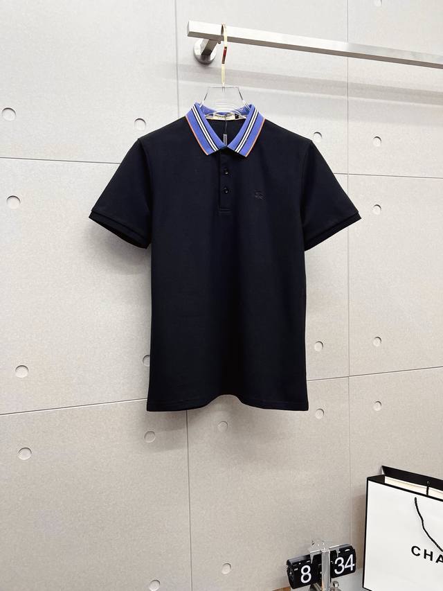 Burberry 巴宝莉 2025 夏季新款男士翻领Polo衫，解锁意式优雅。领口设计是整件短袖的点睛之笔，简约线条勾勒出利落造型，标志性品牌Logo以精致的刺