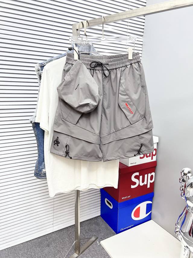 Prada 普拉达 2025夏季新款男士休闲短裤 高级定制夏季专用休闲裤透气面料 透气舒适度高，细节无可挑剔，品牌元素设计理念，体现高品质。手感细腻柔软！呈现休
