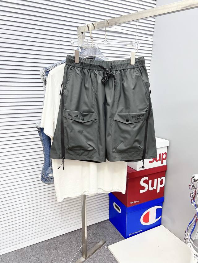 Fendi 芬迪 2025夏季新款男士休闲短裤 高级定制夏季专用休闲裤透气面料 透气舒适度高，细节无可挑剔，品牌元素设计理念，体现高品质。手感细腻柔软！呈现休闲