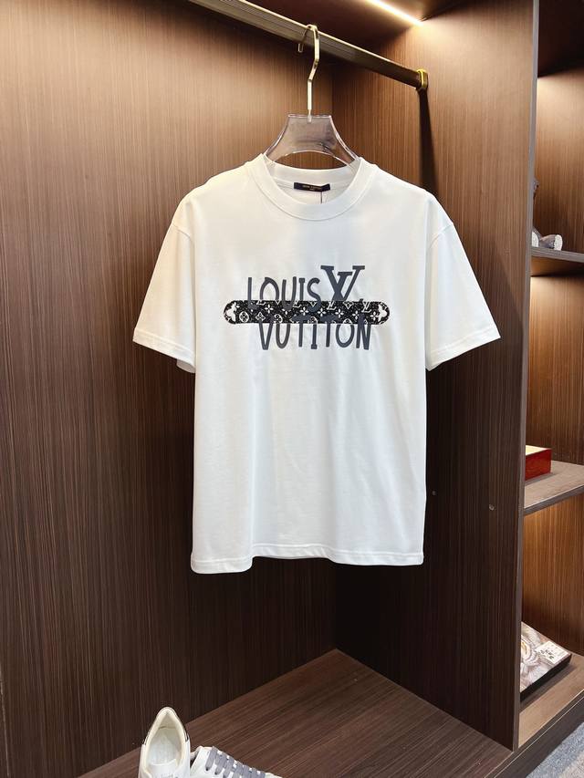 Lv 2025Ss春夏高品质情侣款短袖T恤，甄选260克古驰双纱潮牌棉，工艺品级别，辅料顶真，车线做工符合精品要求，超级好搭配，落肩款，品质及剪裁设计都堪称一流