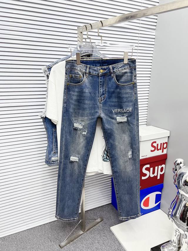 范思哲 2025 春夏款新品 专柜有售 实体店极品牛仔裤专柜原版1:1好货，适合各个年龄段。市场最高版本的欧洲进口面料。舒适柔软亲肤，上身效果超级棒时尚百搭，笔