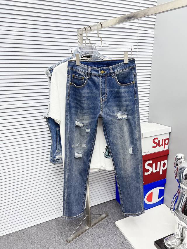 蒙口 2025 春夏款新品 专柜有售 实体店极品牛仔裤专柜原版1:1好货，适合各个年龄段。市场最高版本的欧洲进口面料。舒适柔软亲肤，上身效果超级棒时尚百搭，笔挺