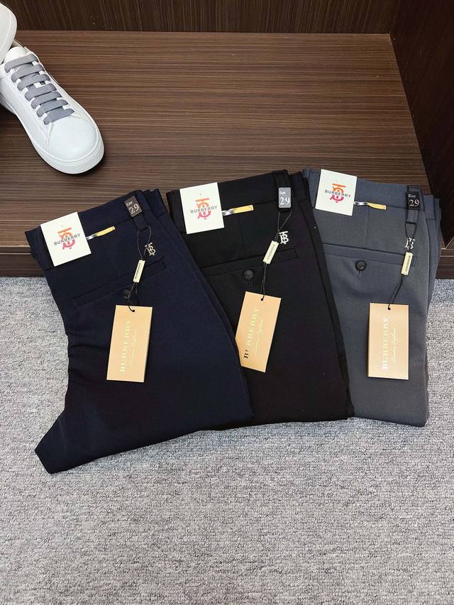 巴宝莉 新款来袭2025春夏新款新品 专柜有售 实体店极品休闲裤专柜原版1:1好货，适合各个年龄段。市场最高版本的欧洲进口面料。舒适柔软亲肤，上身效果超级棒时尚