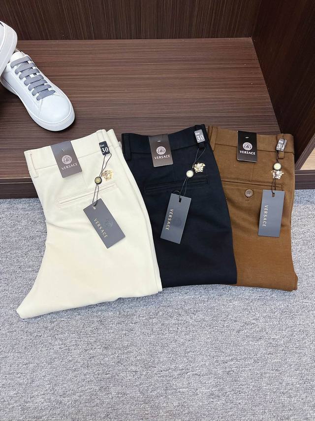 范思哲 新款来袭2025春夏新款新品 专柜有售 实体店极品休闲裤专柜原版1:1好货，适合各个年龄段。市场最高版本的欧洲进口面料。舒适柔软亲肤，上身效果超级棒时尚