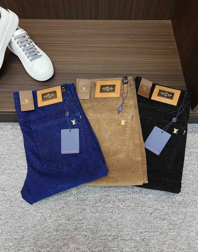 Lv 新款来袭2025春夏新款新品 专柜有售 实体店极品休闲裤专柜原版1:1好货，适合各个年龄段。市场最高版本的欧洲进口面料。舒适柔软亲肤，上身效果超级棒时尚百