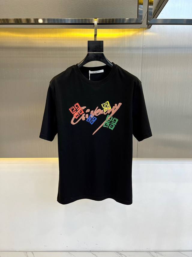 Given纪梵希、 春夏新品短袖T恤，精棉平纹面料、印花图案、经典宽松版型，选用精纺透气棉质面料！舒适贴合身形。织成精梳棉布料，亲肤感细腻舒适，挺刮透气吸湿性强