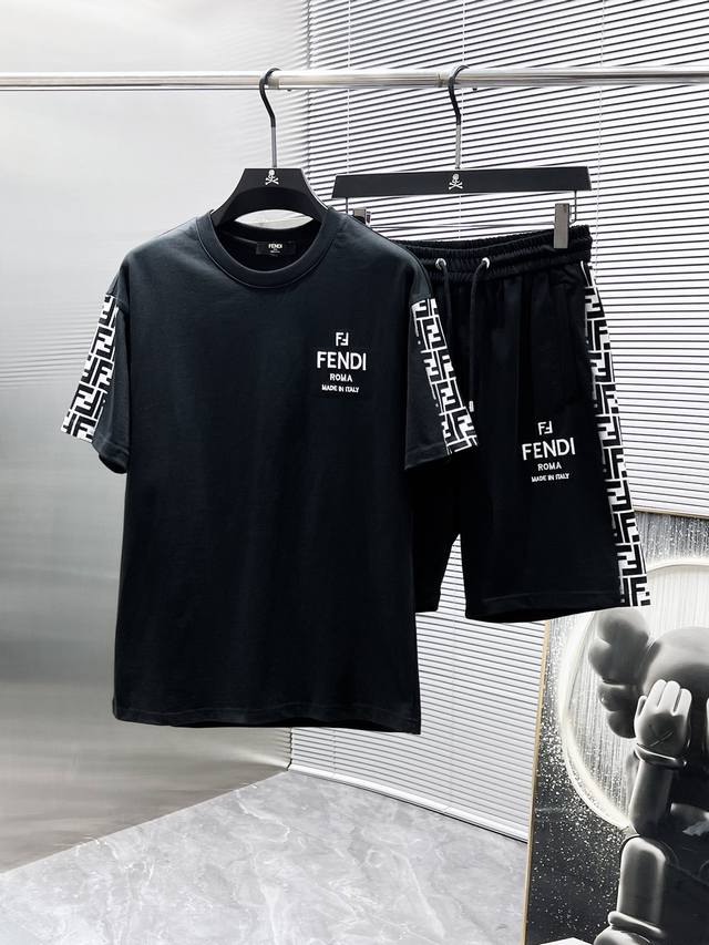 芬迪 Fendi 2025Ss夏季新款 休闲 短袖 短裤 套装，高端版本！专柜定制面料 透气舒适度高，细节无可挑剔，品牌元素设计理念，体现高品质。手感细腻柔软！
