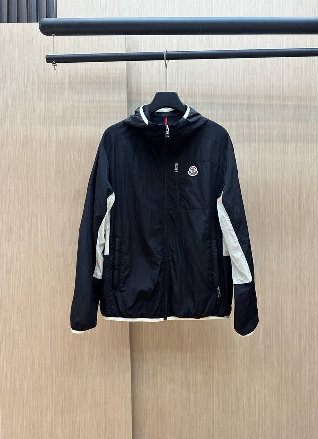 主推 Moncler早春款2025最新款时尚设计师款夹克外套.处处细节显工艺足够的高级 结构性剪裁的设计改变来展现男士多样的形象变化，修身利落、剪裁合体，满足时