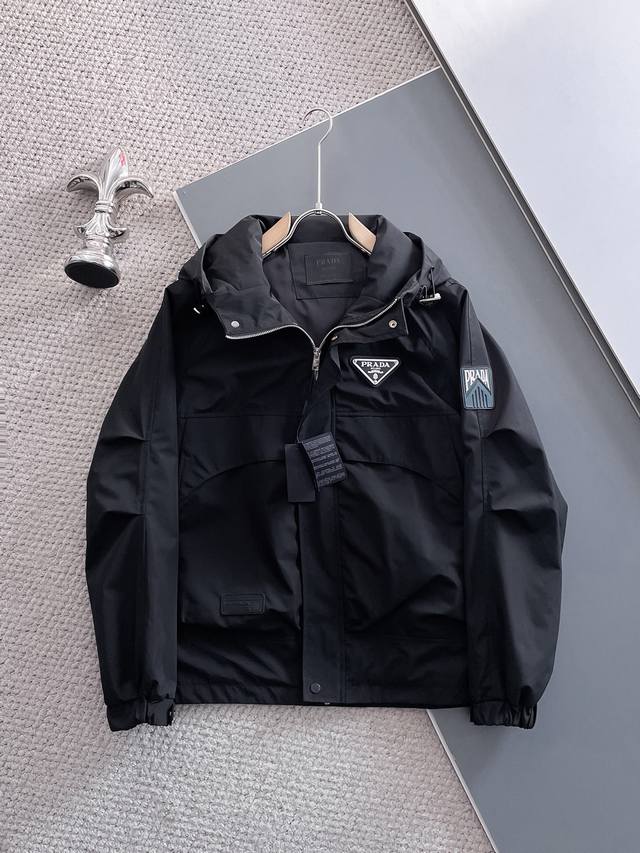 普拉达 2025开春新款夹克外套，秀场新品品相非常完美，舒适保暖，三标齐全色泽饱满诱人，非常出彩的设计，轻松将时髦感进阶，做工极为考究严谨，走线工整细致！大牌设