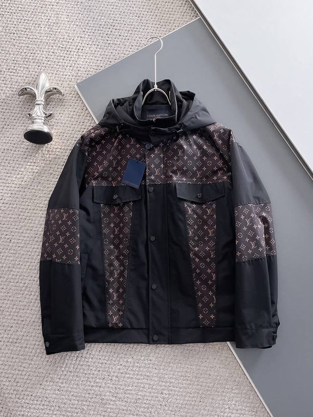 Lv 2025开春新款夹克外套，秀场新品品相非常完美，舒适保暖，三标齐全色泽饱满诱人，非常出彩的设计，轻松将时髦感进阶，做工极为考究严谨，走线工整细致！大牌设计