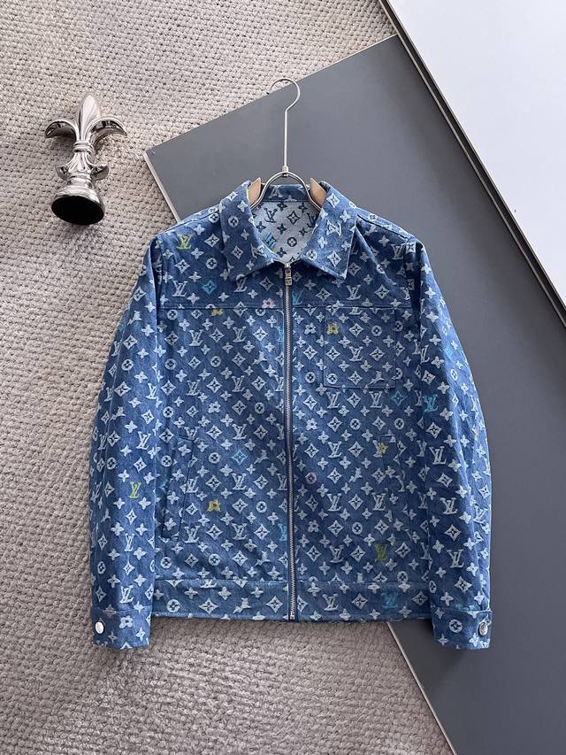 Lv 高端品质 2025春季新品时尚休闲夹克外套，进口原版牛仔科技面料，上身舒适透气，胸前精致手工工艺Logo，独特设计欧洲时尚风格，反面数码定位印花工艺，彰显