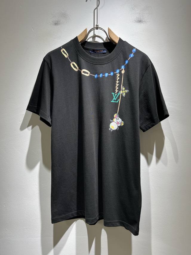 Louisvuitt*路易*登 2025春夏全新系列单品上线，非常时髦前卫的一款男女同款短袖T恤，标识Logo图案印花修饰！区别于以往的不同，宣示品牌传承的设计