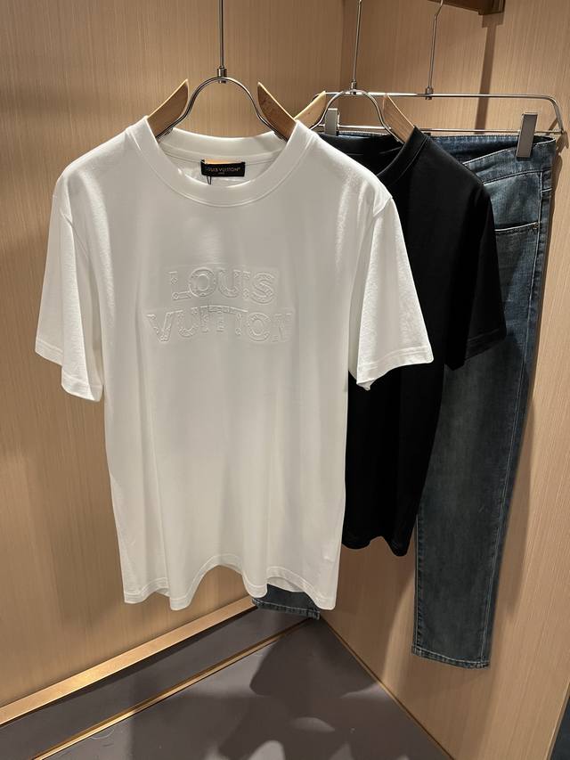 Louisvuitt*路易*登 2025春夏全新系列单品上线，非常时髦前卫的一款男女同款短袖T恤，标识Logo图案压胶修饰！区别于以往的不同，宣示品牌传承的设计