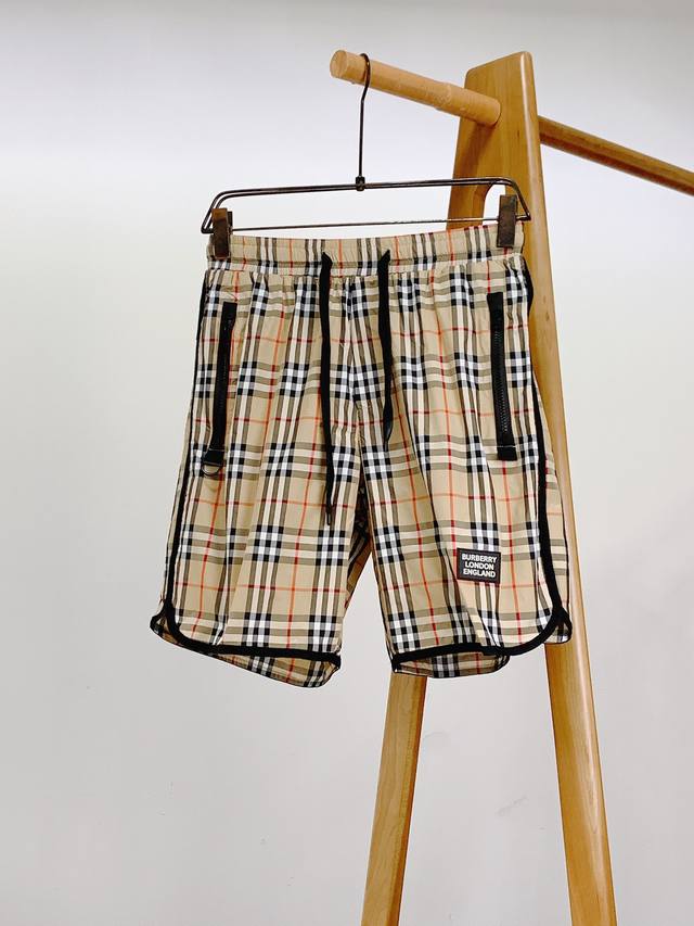 Burberry 巴宝莉 2025Ss春夏新品 休闲格纹短裤，英伦风夏日战袍 经典卡其格纹，自带百年英伦底蕴 双侧拉链口袋+品牌徽标贴布 细节藏着高阶质感，运动