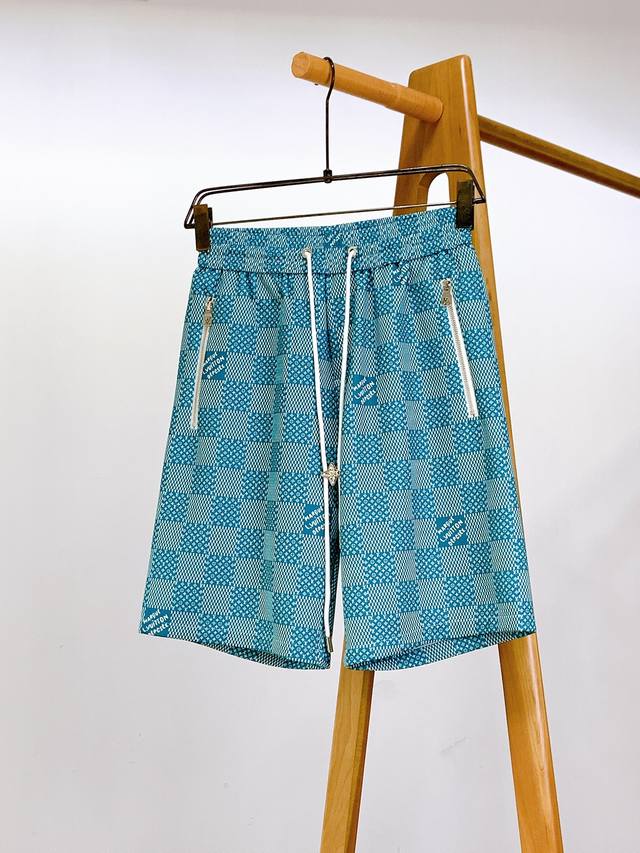 Louisvuitton 路易威登 2025Ss春夏新品 棋盘格短裤 采用活性染色宝蓝经纱. 手工数点纱线制作提花装置. 高速剑杆机色织提花方格小字母花. 成品