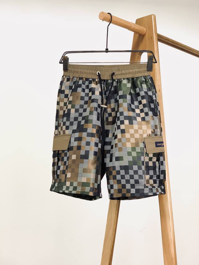 Louisvuitton 路易威登 2025Ss春夏新品 棋盘格复古工装短裤，双层针织，定制的面料，客供五金辅料～四季中不可缺少的必备单品，在日常穿搭中，合理的