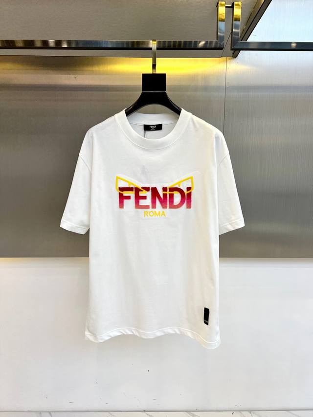 G Fendi芬迪、2025Ss夏季新品 男士胸前经典彩色牙刷绣Logo圆领短袖T恤！渠道精品！满分的字母Logo元素打造，高端气质型必入的极品款式，一款极具腔