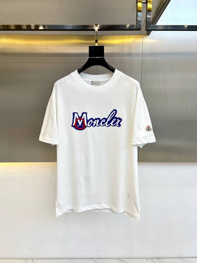 G Mon蒙口、2025S春夏新款新标字母Logo宽松显瘦休闲圆领短袖T恤。纯棉高支数面料整体的触感极为舒适，亲肤效果也是极佳。整体宽松的版型配置，更具青春运动