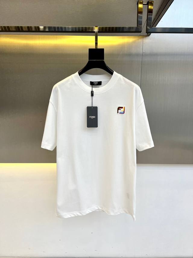 Fendi、2025春装新品爆款短袖T恤，这款T恤采用客供定制平纹针织棉布，面料克重足，手感瓷实柔软，质感挺括有型，无论是从触感还是视觉上，都给人一种高档而舒适