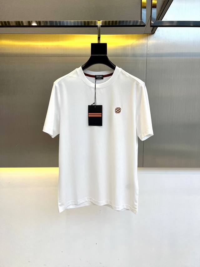 杰尼亚、海岛棉短袖圆领T恤。经典标识，衣服触感柔软亲肤，视觉上很精致、有质感、高贵，非常简单也很显品质。早春可作为内搭，夏季可单独穿着，可以搭配出多种形式。色彩