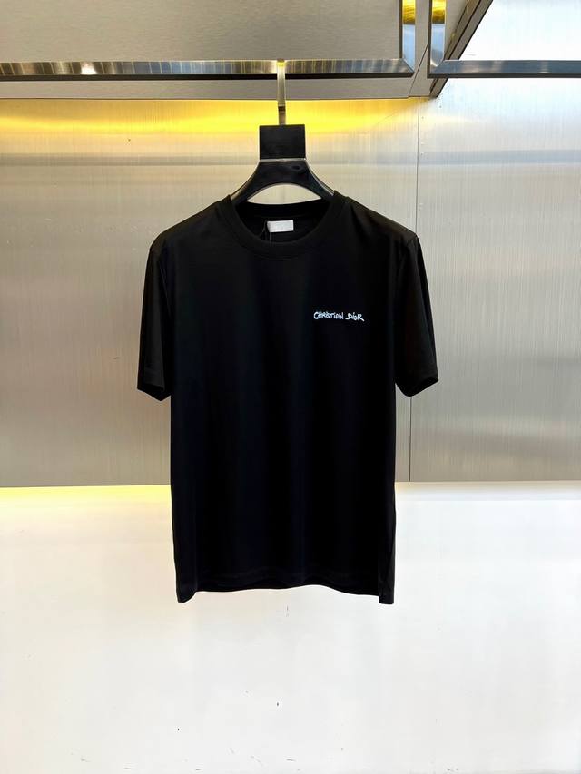 Dior、海岛棉短袖圆领T恤。经典标识，衣服触感柔软亲肤，视觉上很精致、有质感、高贵，非常简单也很显品质。早春可作为内搭，夏季可单独穿着，可以搭配出多种形式。色