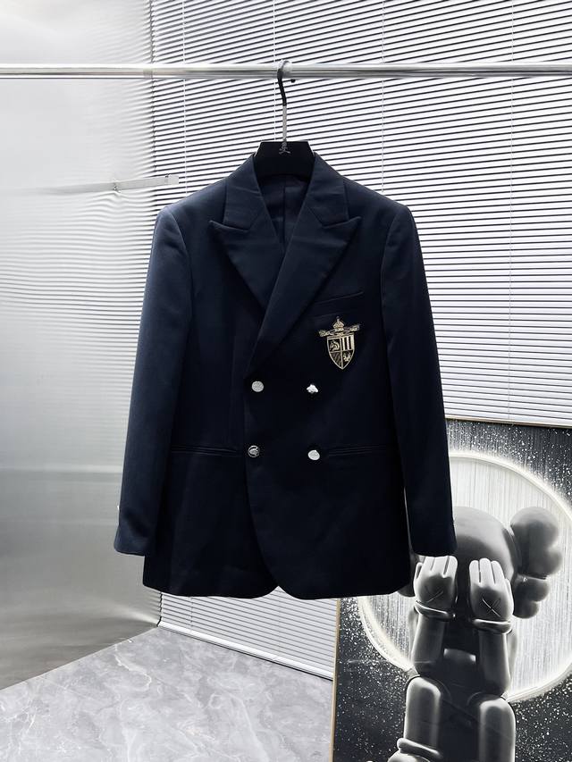 芬迪 Fendi 2025Ss春秋新款 西装 西服 ，高端版本！专柜定制面料 透气舒适度高，细节无可挑剔，品牌元素设计理念，体现高品质。手感细腻柔软！呈现休闲裁
