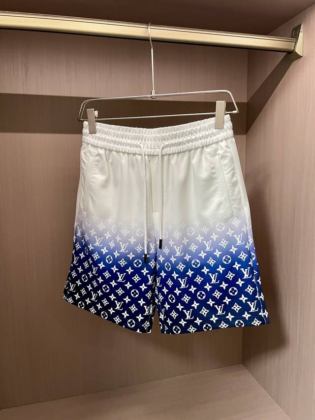 Lv 重磅推荐！2025Ss夏装新品 专柜在售 最新系列图案Logo短裤 必须人手一件的节奏！进口顶极高密度纯棉面料，极为亲肤舒适 摸上去非常的细腻，质感很好，