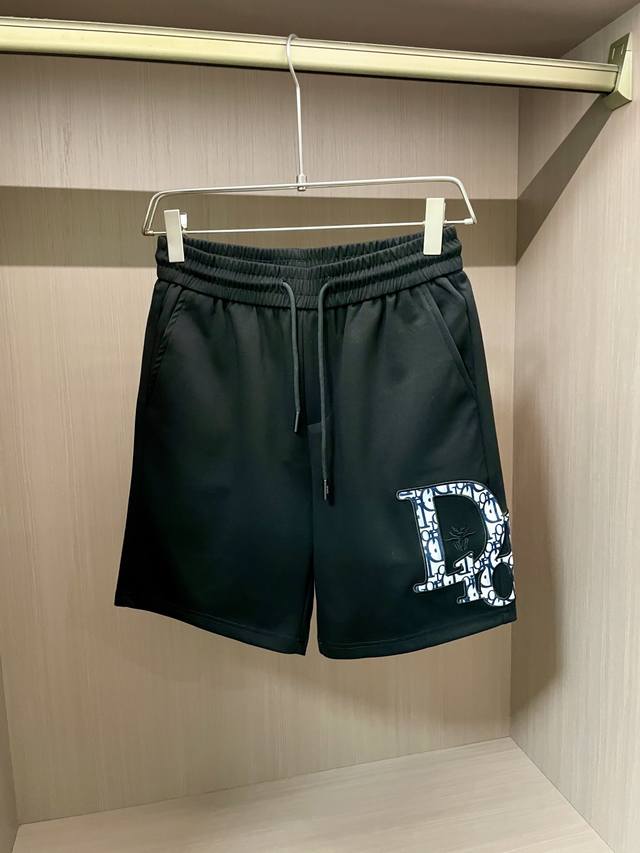 Dior 重磅推荐！2025Ss夏装新品 专柜在售 最新系列图案Logo短裤 必须人手一件的节奏！进口顶极高密度纯棉面料，极为亲肤舒适 摸上去非常的细腻，质感很